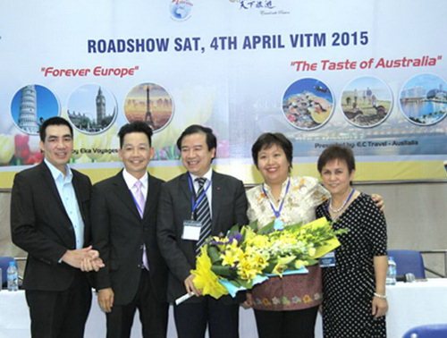 Phó Tổng cục trưởng Tổng cục Du lịch Hà Văn Siêu (giữa) chụp ảnh lưu niệm cùng đại diện Công ty Eka Voyages và EC Travel
